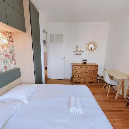 Charming House 4 Bedrooms And Garden Hébergement de vacances *