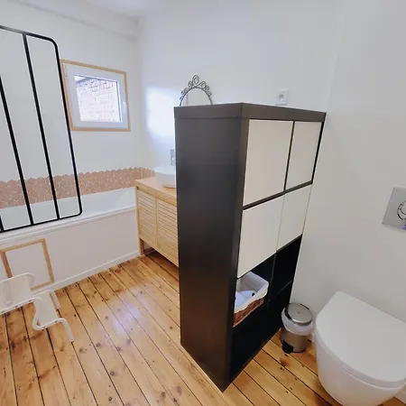 Charming House 4 Bedrooms And Garden Hébergement de vacances